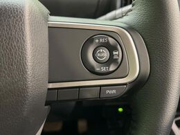 【アダプティブクルーズコントロール】高速道路での長距離走行が楽に！！自動で速度を保つクルーズコントロールが、衝突軽減システムと連携し、前方の車両を感知して車間を保つように速度調節してくれます！！