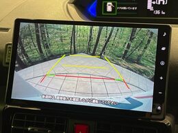 【バックカメラ】駐車時に後方がリアルタイム映像で確認できます。大型商業施設や立体駐車場での駐車時や、夜間のバック時に大活躍！運転スキルに関わらず、今や必須となった装備のひとつです！