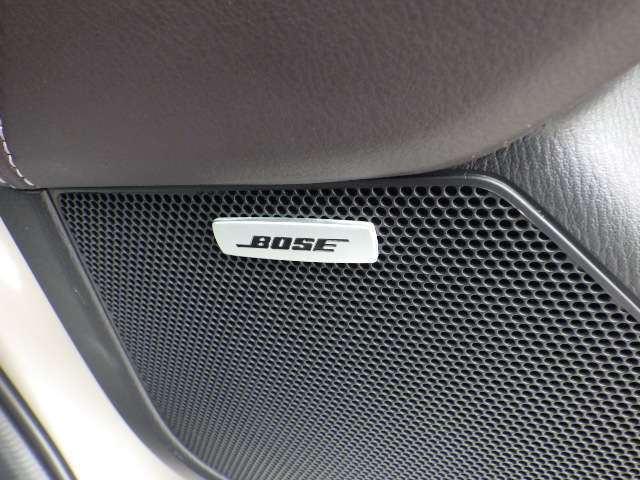 【BOSEサウンドシステム】車内に臨場感ある空間をお届けいたします。