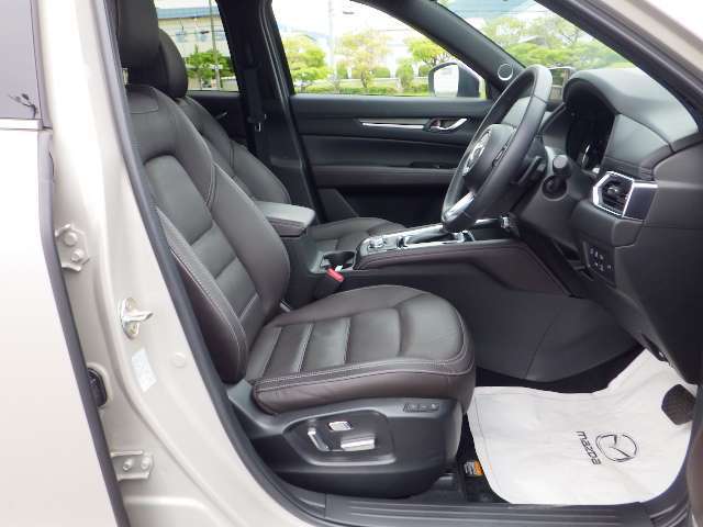 【パワーシート】運転席は10Wayパワーシート！シートの位置を細かく調整することで、最適なドライビングポジションを設定することができます。