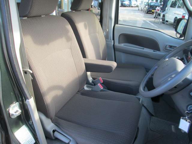 当店では気持ちよく乗っていただくために、入庫時に丁寧にルームクリーニングをしております。抗菌・除菌スプレーもかけています。