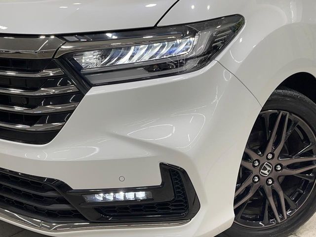 【LEDヘッドライト】悪天候や夜間走行時も良好な視界を確保し安心して運転できる高輝度LEDヘッドライトを装備！点灯速度が早く、消費電力も抑えられています。