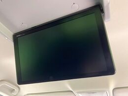 【フリップダウンモニター】大画面モニターで後席でもエンタメをお楽しみいただけます。小さなお子様にも大人気の装備です♪
