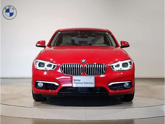 【BMWの伝統-1】BMWの特徴的な“キドニーグリル”は、80年以上続く伝統の形でございます。変わらないこだわりのデザインが、プレミアムブランド“BMW”を創り出します。