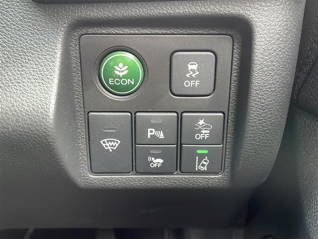 【　ホンダセンシング　】衝突を予測してブレーキをかけたり、前のクルマとちょうどいい距離でついていったりできる多彩な安心・快適機能を搭載した先進の安全運転支援システムです。