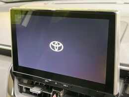 【純正10型ディスプレイオーディオ】視認性が高いディスプレイ付きオーディオを装備♪操作性も良好で直感的なソース選択が可能です。