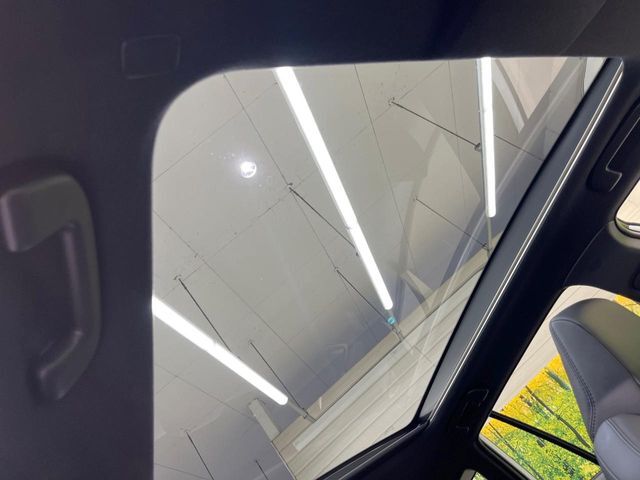 【ガラスルーフ】ガラスルーフ搭載で車内の解放感が一気にアップ！開放的なドライブをお楽しみいただけます。