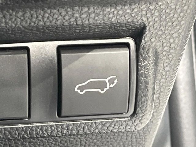 【パワーバックドア】スマートキーや運転席のボタンを押すだけでリアゲートが自動で開閉します！荷物を持っている時や、高い位置にあるバックドアを閉める際に便利な機能です♪