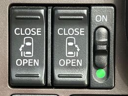 【両側パワースライドドア】スマートキーや運転席のスイッチで後席両側スライドドアの開閉が可能♪電動だから力を入れてドアを開ける必要が無く、小さなお子様でも簡単に開け閉めでき快適です♪