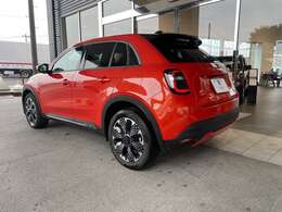 18インチのアルミホイールにもピクセルパターンが使用されています