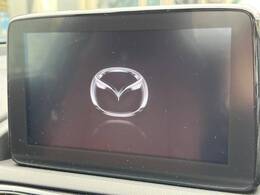 【マツダコネクトナビ】車内の雰囲気にマッチした一体型タイプのナビ。各種車輌設定やBluetooth再生等、様々な機能が楽しめます。直感的なダイヤル操作が可能で、使い勝手も良好です。