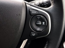 【アダプティブ・クルーズ・コントロール】予め設定した車速内でクルマが自動的に加減速。 前走車との適切な車間距離を維持しながら追従走行し、高速道路でのドライバーの疲労を軽減してくれる嬉しい機能付♪