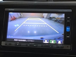 リバースギアに入れるだけで後方の表示へ切り替わります。夜間や雨の日の駐車も楽になりますよ。