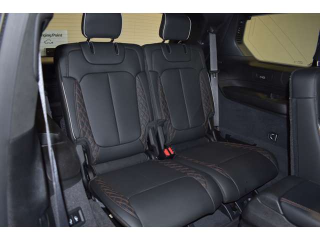 高品質な車両をご提供すること、保証体制はもちろん、何よりも、お客さまに安心と信頼を与えられる存在でなければなりません。そんな特別なスタッフになる、これが当社全スタッフの目標です。