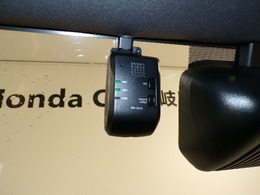 【ドライブレコーダー】今や必需品となったドライブレコーダーも装着されています。運転中の記録を録画してくれます、万が一の時にドライブレコーダーがあれば安心です！