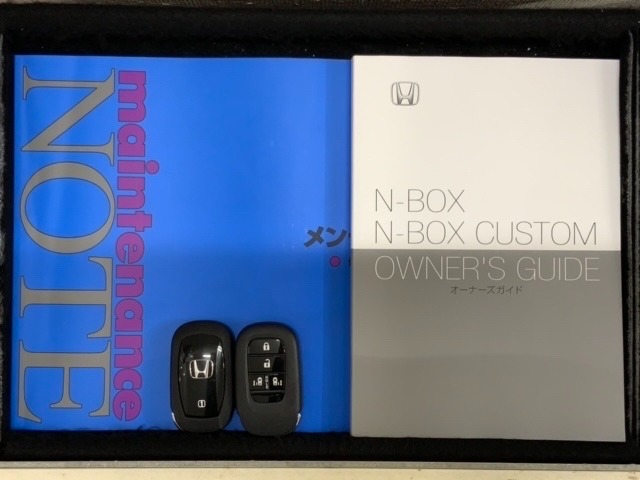 スマートキーは鍵をバッグに入れたままでもドアロックの開閉やエンジンのON・OFFができます。夜間や雨の日も鍵を探さなくて良いので便利です。