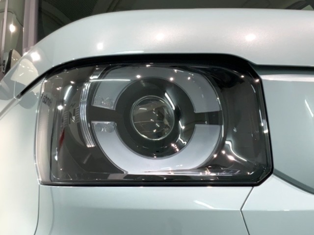 LEDヘッドライトは、点灯の瞬間から最大光量を発揮し、突然暗くなるトンネルなどでの安定感を高めます。
