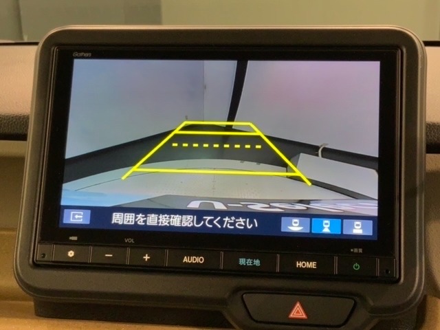 リバースギアに入れるだけで後方の表示へ切り替わります。夜間や雨の日の駐車も楽になりますよ。