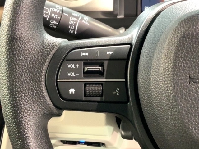 ステアリングにオーディオ操作スイッチが付いています。オーディオ画面に直接タッチしなくても操作が出来ますので、運転に集中できます。