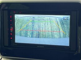 【バックカメラ】駐車時に後方がリアルタイム映像で確認できます。大型商業施設や立体駐車場での駐車時や、夜間のバック時に大活躍！運転スキルに関わらず、今や必須となった装備のひとつです！