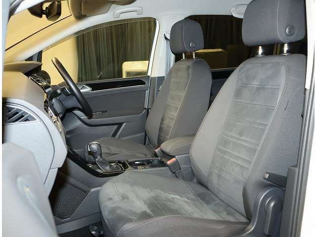 フロントシート【人間工学設計と、低反発スポンジの様なシート素材を採用。長時間運転でも疲れにくいです】