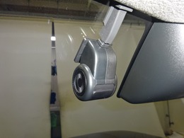 もしもの衝突の時、あなたの走行状態をしっかりと記録するドライブレコーダーも付いているので、万が一の時にも安心です。