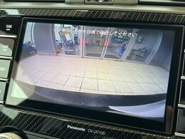 【バックカメラ】駐車時に後方がリアルタイム映像で確認できます。大型商業施設や立体駐車場での駐車時や、夜間のバック時に大活躍！運転スキルに関わらず、今や必須となった装備のひとつです！