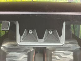 【スマートアシスト】走行中に前方の車両等を認識し、衝突しそうな時は警報とブレーキで衝突回避と被害軽減をアシスト。より安全にドライブをお楽しみいただけます。