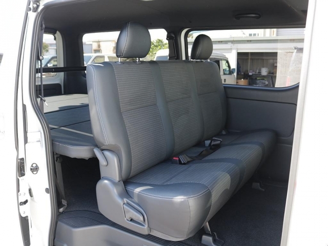 セカンドシートもダークプライムS専用で高級感がありさらにフラットにも前後位置も変えることができます！！