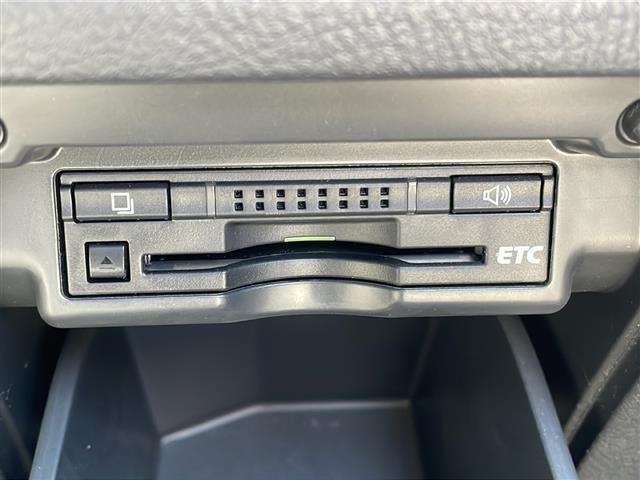 【ETC】有料道路を利用する際に料金所で停止することなく通過できる、ETC車載器（ノンストップ自動料金収受システム機器）が装備されています。セットアップを行うことで利用可能になります。