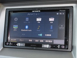 ナビゲーションはパイオニアメモリーナビ（AVIC-RZ900）を装着しております。AM、FM、CD、DVD再生、Bluetooth、フルセグTVがご使用いただけます。初めて訪れた場所でも安心ですね！