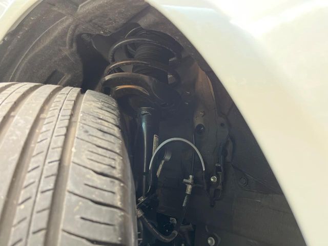 お車を安心してお乗りいただく為には、足回りの定期点検が欠かせません。サービスサポート（有償保証）では無料点検もご提供しており、安心のカーライフをお過ごしいただけるサポート体制が整っています。
