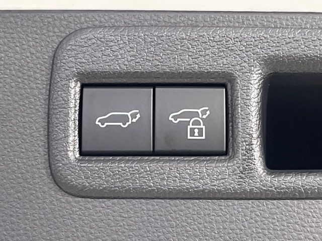 【パワーバックドア】スマートキーや運転席のボタンを押すだけでリアゲートが自動で開閉します！荷物を持っている時や、高い位置にあるバックドアを閉める際に便利な機能です♪