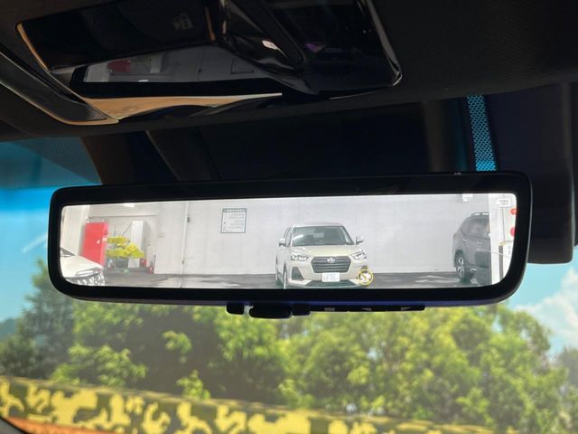 【デジタルインナーミラー】後席の大きな荷物や同乗者で後方が確認しづらい時でも安心！カメラが撮影した車両後方の映像をルームミラー内に表示。クリアな視界で状況の確認が可能です！