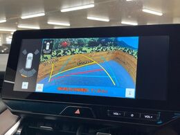 【バックカメラ】駐車時に後方がリアルタイム映像で確認できます。大型商業施設や立体駐車場での駐車時や、夜間のバック時に大活躍！運転スキルに関わらず、今や必須となった装備のひとつです！