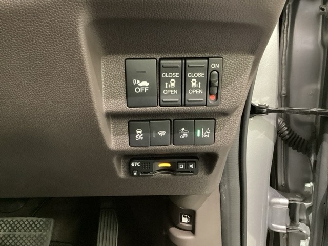 両側電動スライドドアは運転席から操作ができるよう、操作スイッチが付いています。その下にはETCがついています。高速道路の料金所の通過も楽々です！。　カードの取り出しもしやすい場所についています。
