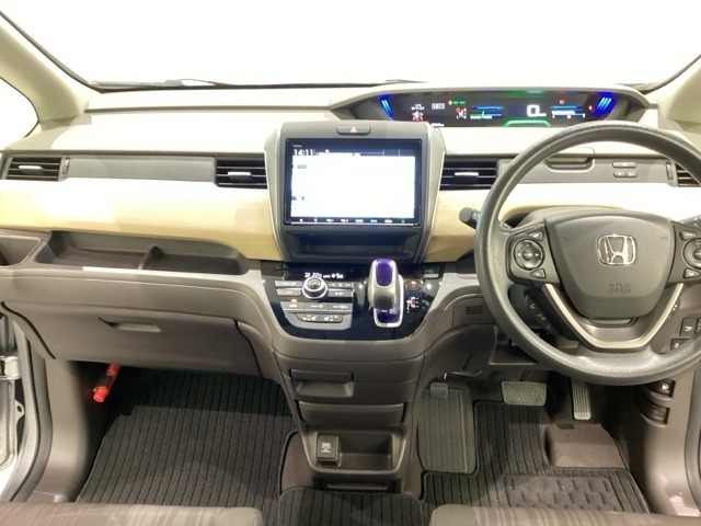 車内は光触媒抗菌消臭施工済です。スタイリッシュなデザインで暖かみのあるインパネ周りを演出します。グローブボックスやカップホルダーのほかにトレーなどたくさんの収納スペースが装備されています。