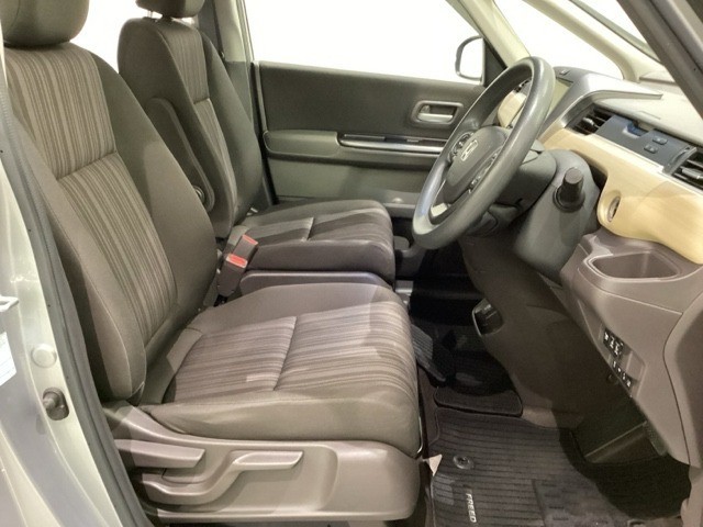 女性でも運転がしやすいように、シートの高さ調整機能（シートリフター）がついています。広い足元にゆったり座れるシートには肘掛も装備しており長距離の運転でも疲れにくいシートです。
