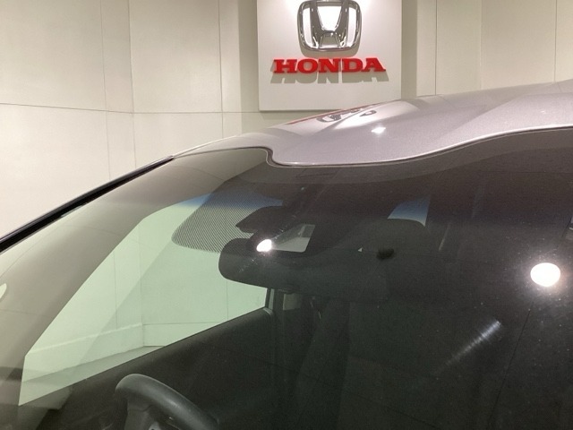 Honda SENSING装着車です。衝突を予測してブレーキをかけたり、前のクルマにちょうどいい距離で走行できる多彩な安心・快適機能を搭載した先進の安全運転支援システムがドライバーをサポートします。