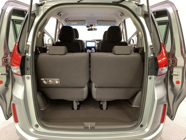 開口部も広く荷物の積み下ろしもしやすいお車となっております。3列目シートは5：5の割合で背もたれを倒しシートの跳ね上げができます。