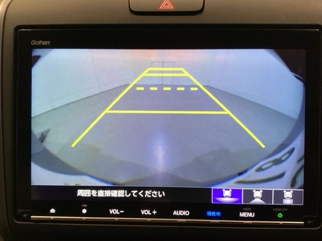 バックでの車庫入れも安心です！　リアカメラが付いているバックモニター付のナビを装備しております。操作線もついており距離感も画面から確認できます。