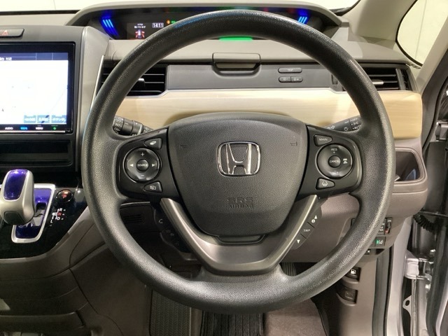 ハンドルにHondaセンシング系のクルーズコントロールやレーンキープアシストなどのスイッチと、オーディオの操作スイッチが装備されています。ハンドルから手を離さず安全に操作できます。