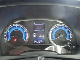 メーター内のカラーデイスプレイには運転をサポートする情報を表示します。