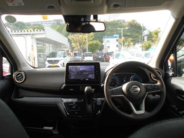 視界広々で運転しやすいインパネ