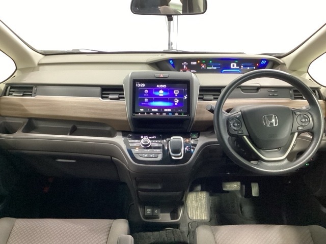 広びろとした視界が運転にゆとりを広げます。