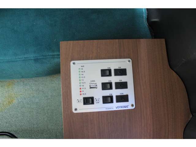 スイッチパネル　サブバッテリー残量も視認可能