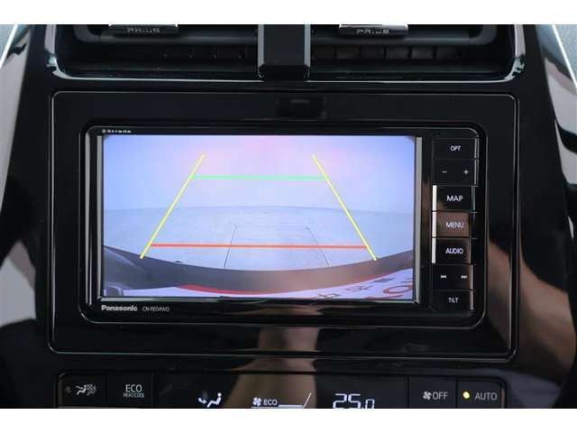 バックモニター付です。ギアをリバースに入れると、自動的にナビ画面に後方視界の映像が出てきます！難しい操作はありませんよ♪