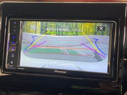 【バックカメラ】駐車時に後方がリアルタイム映像で確認できます。大型商業施設や立体駐車場での駐車時や、夜間のバック時に大活躍！運転スキルに関わらず、今や必須となった装備のひとつです！