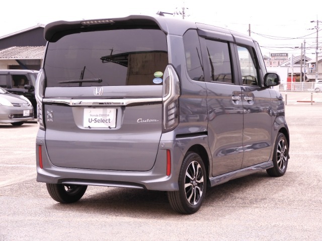 【アダプティブクルーズコントロール】予め設定した車速内でクルマが自動的に加減速。前走車との適切な車間距離を維持しながら追従走行します。【LKAS】車線維持支援システムでステアリング操作を支援。