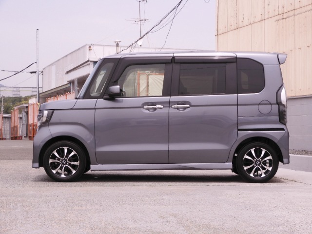 エンジンは車の心臓部分です。このエンジンルームが汚いとトラブルの基になります。当店は専用の液剤を使って徹底的に綺麗にします。